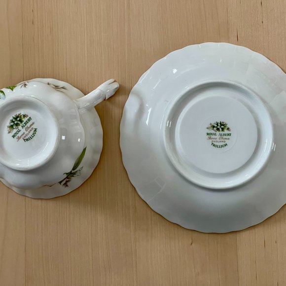 (SOLD) Royal Albert “Trillium” Teacup & Saucer - Picture 6 of 6